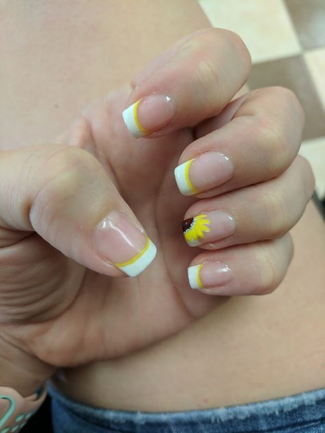 Sunflower french manicure French Tip Nails With Sunflower Design, French Tip With Sunflower Design, Sunflower Nails French Tip, Sunflower French Nails, Sunflower French Tip Nails, Sunflower Manicure, French Manicure With Flowers, Summer French Manicure, Yellow Manicure