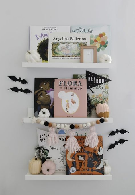 The ultimate list of halloween books to read to your kids including where to buy them for the best price. Halloween Books for Kids, Halloween Books, Halloween Board Books, Halloween books for children Book Display Table, Halloween Bookshelf Decor, Ikea Halloween, Best Halloween Books, Halloween Bookshelf, Bookshelf Decor Ideas, Halloween On A Budget, Books For Halloween, Halloween Nursery