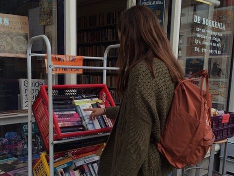 Rory Gilmore Aesthetic, Gilmore Aesthetic, Rory Gilmore, Gilmore Girls, A Book, A Woman, Books