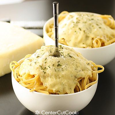 This Creamy Alfredo Sauce comes together in 20 minutes and is the perfect sauce for your favorite pasta whether it be fettuccine, linguini, or rotini. Linguini Alfredo, Easy Dessert Pizza, Creamy Alfredo Sauce, Alfredo Sauce Recipe Homemade, Alfredo Sauce Recipe, Tasty Pasta, Chicken Pasta Recipes, Alfredo Sauce, Popular Recipes