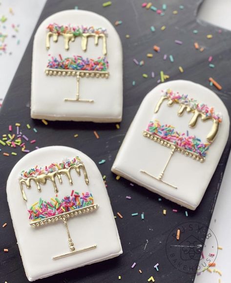 Happy Birthday Cookie, Cookies Decoradas, Royal Iced Cookies, Cookie Cake Birthday, Iced Sugar Cookies, Sugar Cookie Designs, Cake Cookie, Tea Cookies, Pretty Cookies