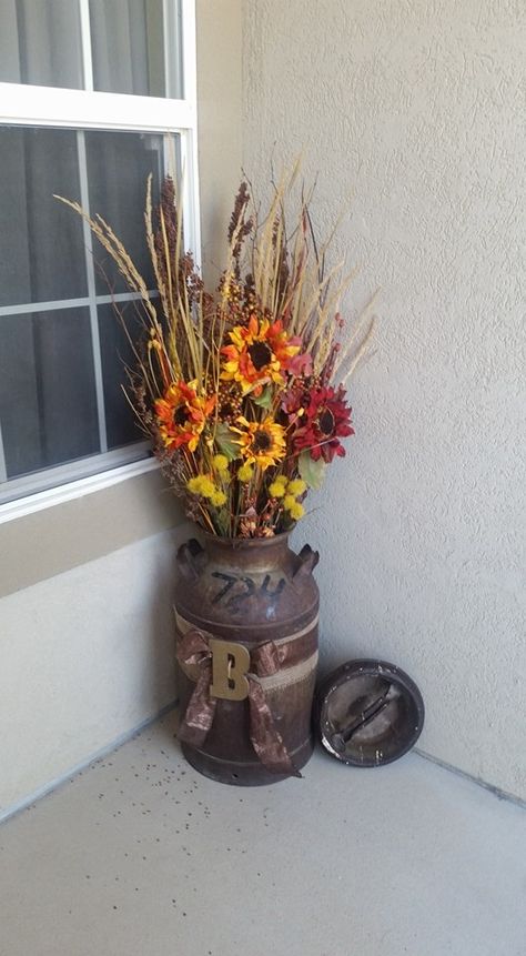 Milk Can Fall Decor Outdoor, Milk Can Fall Porch Decor, Country Aesthetic Home Decor, Fall Milk Can Decor, Milk Can Decor Outdoor, Barrel Fall Decor, Painted Milk Cans, Milk Can Decor, Old Milk Cans