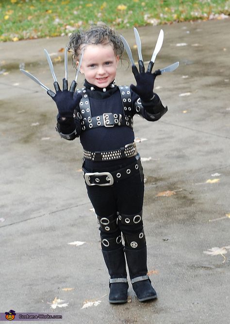 Edward Scissorhands Girl Costume, Girl Edward Scissorhands Costume, Edward Scissorhands Diy Hands, Edward Scissorhands Halloween Costume, Edward Scissorhands Halloween, Edward Scissorhands Costume, Costume Last Minute, Last Minute Costume Ideas