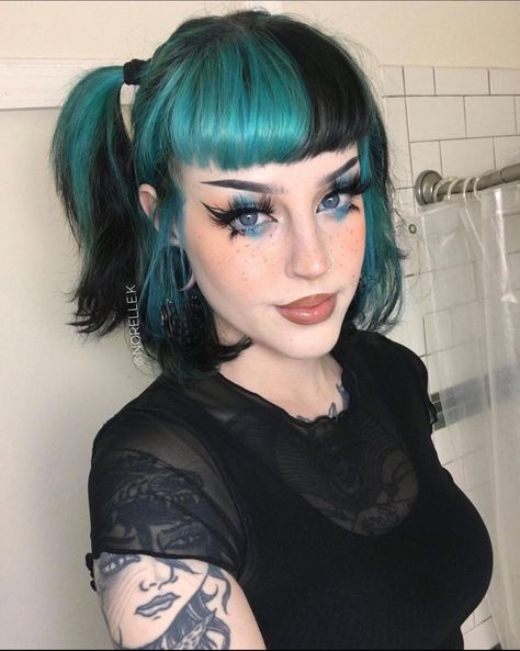 Egirl Hairstyle Short Hair, Black Split Dye Hair, Fox Hair Dye, Arctic Fox Hair Dye, E Girl Makeup, Goth Hair, Dyed Hair Inspiration, Semi Permanent Hair Color, Peinados Fáciles Para Cabello Corto