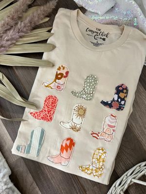 Patch Shirt Diy, Patchwork Clothes Aesthetic, Clothing Upcycle Diy, Quilt Clothing, Quilted Crafts, Card Painting, Patchwork Tee, Southern Vintage, Patchwork Clothes