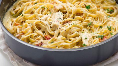 Chicken Bacon Alfredo Pasta, Bacon Alfredo Pasta, Bacon Alfredo, Chicken Bacon Alfredo, One Pot Chicken, Alfredo Pasta, One Pot Pasta, Dessert Ingredients, Creamy Pasta