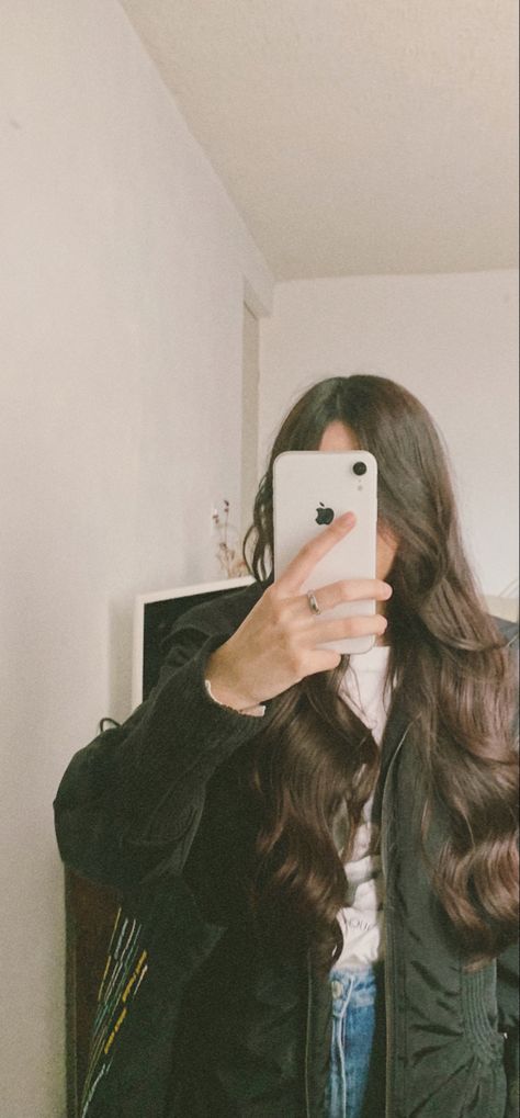 Aesthetic Long Wavy Hair, Mirror Selfie Long Hair No Face, Long Hair Selfie, Wavy Hair Selfie, Long Dark Wavy Hair Aesthetic, Selfie Ideas, Long Hair, Mirror Selfie, Long Hair Styles