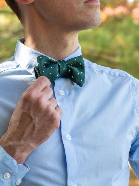 The holiday season is the prefect excuse for men to be a little extra fancy and wear a bow tie. Whether it's a family Christmas party, or and office party, a bow tie is the ultimate style accessory for your holiday outfit. Here is the ultimate holiday tie guide with 8 ties that will work with your Christmas outfit combos. #bowtie #necktie #styleguide #christmasstyle #holiday #christmas Bow Tie Men's Outfit, Bow Tie Outfits Men, Party Outfit For Men, Proposal Outfit, Office Party Outfits, Hipster Clothes, Men Ties, Outfit Combos, Family Christmas Party