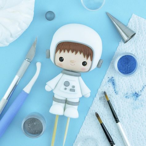 Crumb Avenue - Easy to follow cake topper tutorials | Inspirations | Astronault Cake Decorating Simple, Astronaut Cake Topper, Astronaut Cake, Robot Cake, Planet Cake, Fondant Flower Cake, Fondant Figures Tutorial, Fondant Bow, Space Theme Party