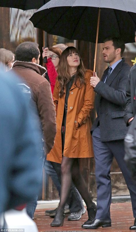 Dakota Johnson kisses Jamie Dornan as they film Fifty Shades of Grey sequel Anastasia Steele Style, Anastasia Steele Outfits, Anastasia Grey, Dakota Johnson Style, Fifty Shades Movie, Anastasia Steele, Fifty Shades Darker, Grey Outfit, 50 Shades Of Grey