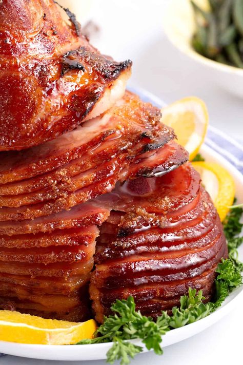 There is nothing quite as delicious as a homemade honey baked ham. Honey baked ham recipe is sweet, a little bit salty and easy to make. Ham Brown Sugar Pineapple, Slow Cooker Pineapple Ham, Honey Baked Ham Recipe, Ham In The Oven, Ham Recipes Baked, Pineapple Ham, Pineapple Glaze, Future Chef, Spiral Ham