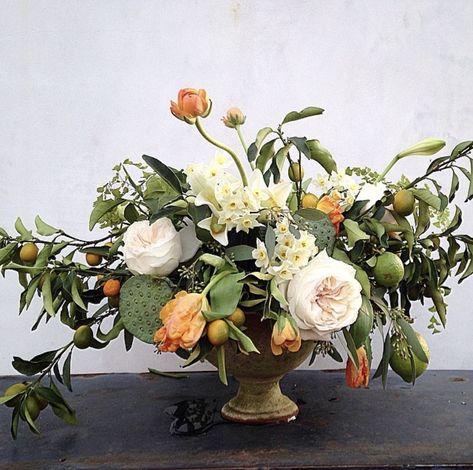 Art Deco Floral Arrangements, Amy Merrick, Christmas Home Decorating, Thanksgiving Floral Arrangements, Decor Christmas Home, Home Decor Christmas, Beautiful Flower Arrangements, Home Decorating Ideas, Garden Roses