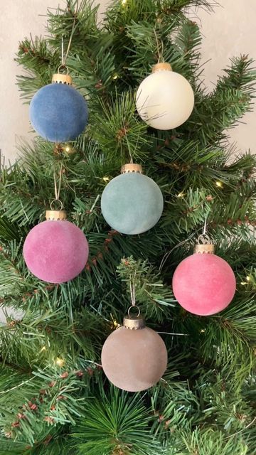 Diy Flocked Ornaments, Dollar Tree Ornaments, Flocked Ornaments, Winter Holiday Crafts, Diy Winter, Diy Ornaments, Winter Diy, Christmas Ornament Crafts, Ornament Crafts