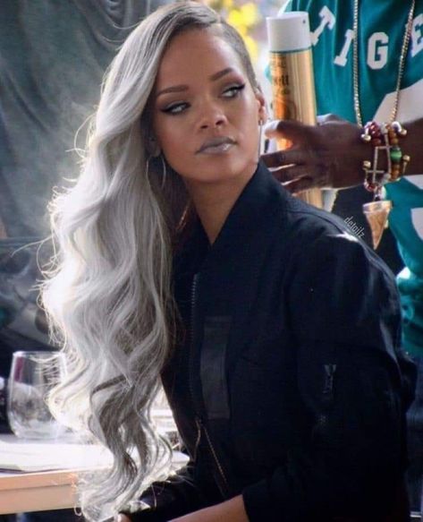 Grey Hair Wig, Shampoo For Gray Hair, Granny Hair, Rihanna Hairstyles, Ombre Wig, Grey Wig, Wavy Wig, Grey Ombre, Super Hair