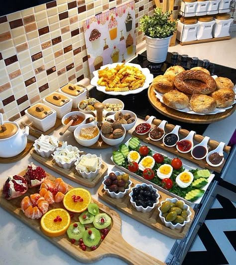 Breakfast Presentation, Tårta Design, Breakfast Platter, Party Food Platters, Food Displays, Food Table, Food Display, Buffet Food, Breakfast Buffet