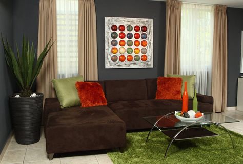 Brown and orange living room Chocolate Living Room Ideas, Chocolate Living Rooms, Brown Living Room Decor, Modern Apartment Living Room, Living Room Orange, Apartment Living Room Design, Living Room Color Schemes, Brown Living Room, Living Room Green