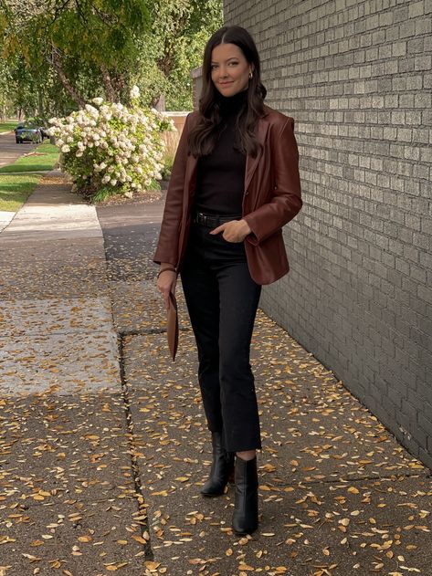 How To Style a Leather Blazer | Fall Outfit Ideas - Cassie Sethna Brown Satin Blazer Outfit, Dark Brown Leather Blazer Outfit, How To Style A Leather Blazer, Brown Leather Jacket Outfit Fall, Blazer Piel Outfit, How To Style A Brown Leather Jacket, Blazer Marron Outfit, Blazer Marron Mujer Outfit, Tan Leather Blazer Outfit