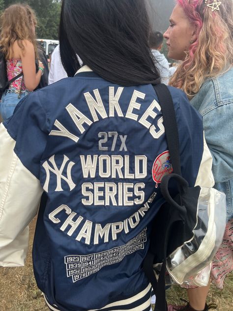 Yankess New York Jacket Outfit Inspiration Vintage Yankees Jacket, New York Yankees Aesthetic, Yankee Outfits Women, Yankees Game Outfit, Yankees Aesthetic, New York Yankees Outfit, 00s Streetwear, Yankees Jacket, Baseball Aesthetic