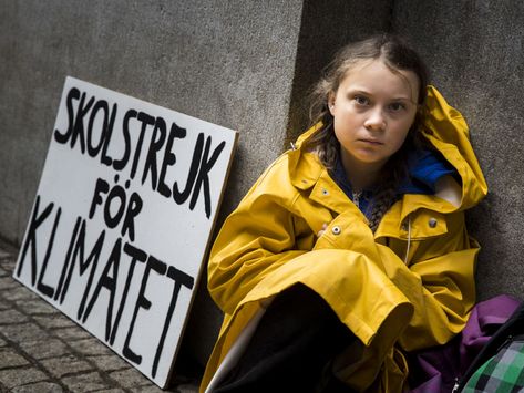 Swedish student Greta Thunberg leads a school strike and sits outside of Riksdagen, the Swedish parliament building, in order to raises awareness for climate change on August 28, 2018, in Stockholm, Sweden. Jane Goodall Quotes, Cartoon Mom, School Climate, Climate Justice, Becoming A Father, Tove Jansson, Greta Thunberg, Nobel Peace Prize, Davos