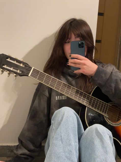 Grumpy Girl Aesthetic, Grunge Mirror, Nirvana Aesthetic, Grunge Girls, Grunge Girl Aesthetic, Nirvana Girl, Hipster Aesthetic, Singer Dr, Brunette Aesthetic