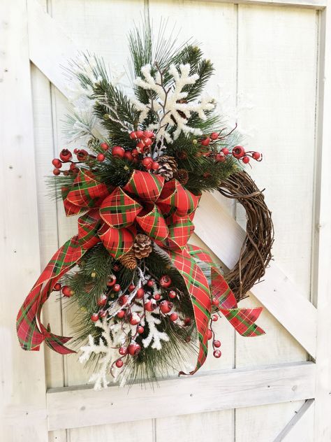 How to Make a Christmas Grapevine Wreath - 3 Little Greenwoods Grapevine Wreath Ideas, Christmas Grapevine Wreath, Diy Grapevine Wreath, Grapevine Christmas, Christmas Wreath Craft, Christmas Bazaar, Diy Christmas Wreath, Vine Wreath, Material Wreaths