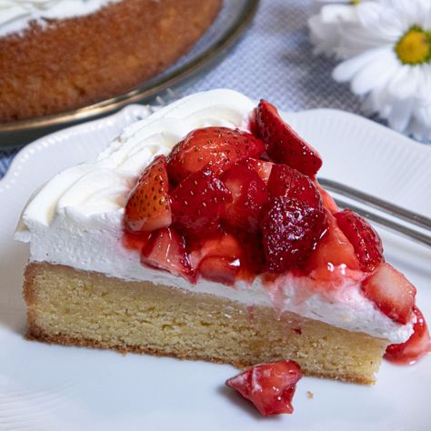 This amazing Lemon Strawberry Cake is naturally gluten free which makes it a treat for almost anyone and despite its sophisticated look it's really easy to pull off. Lemon Strawberry Cake, Chocolate Strawberry Pie, Strawberry Lemon Cake, Cake Pastries, Pastry Cook, Strawberry Bread, Peanut Butter Mousse, Tea Biscuits, Classic Recipes