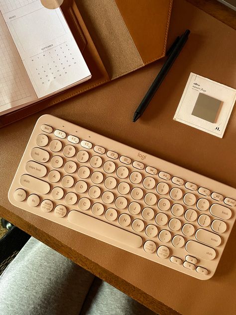 Brown Computer Aesthetic, Creamy Keyboard, Aesthetic Desksetup, Wfh Aesthetic, Aesthetic Keyboards, Brown Computer, Work From Home Aesthetic, Cute Wireless Keyboard, Beige Mechanical Keyboard