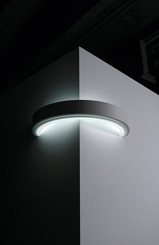 light around a corner - I like it! Can't find much info about it though. Architecture Unique, Industry Design, Diy Lampe, Futuristic Interior, Deco Luminaire, International Design, Public Building, Design Industrial, Luminaire Design