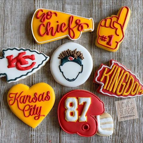 Kc Chiefs Appetizers, Chiefs Cookie Cake, Kansas City Chiefs Cookies, Chiefs Sugar Cookies, Chiefs Superbowl Party, Chiefs Cookies, Football Sugar Cookies, Super Bowl Cookies, Superbowl Desserts