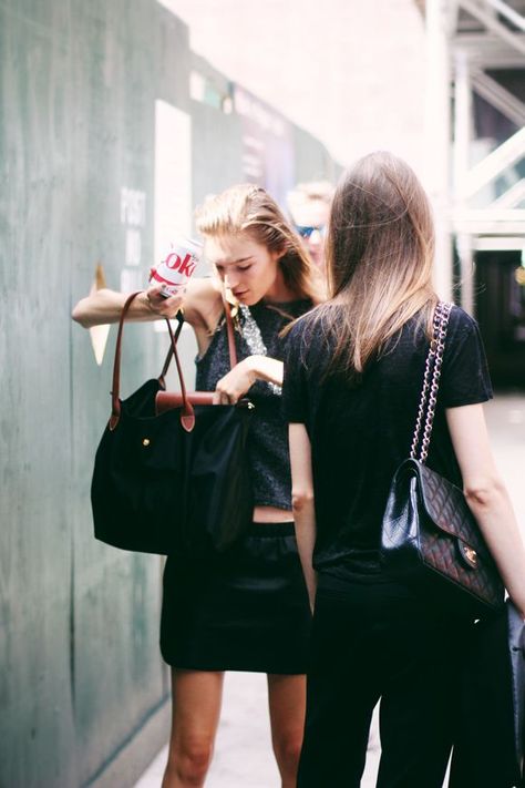 Black Longchamp for working girl. Longchamp Aesthetic, Longchamp Outfit, Longchamp Le Pliage Large, Style 2014, Longchamp Bag, Nyfw Street Style, Longchamp Bags, 가을 패션, Looks Style