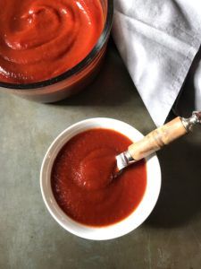 Making your own ketchup is seriously EASY! This is an easy 5-ingredient ketchup recipe that uses Honey as a natural sugar so you can feel good about giving this to your family! Sugar Free Ketchup Recipe, Homemade Ketchup Recipes, Cream Soup Recipes, Sugar Free Ketchup, Ketchup Recipe, Homemade Ketchup, Good Meatloaf Recipe, Specific Carbohydrate Diet, Best Meatloaf