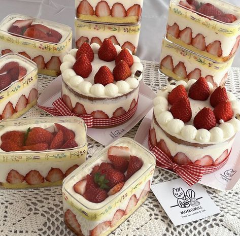 Kue Macaroon, Shortcake Cake, Cute Bakery, Summer Cakes, Pretty Dessert, Strawberry Cakes, Pretty Birthday Cakes, Strawberry Desserts, Just Cakes