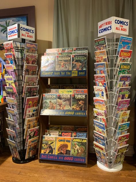 Comic Book Collection Aesthetic, Comic Shop Aesthetic, Nerd Shelves, Comic Book Store Aesthetic, Comic Book Display Ideas, Comic Book Rooms, Retro Room Ideas, Comic Storage, Comic Display