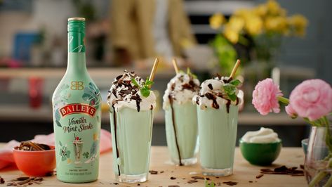 Baileys Vanilla Mint, Ice Cream In A Blender, Baileys Milkshake, Baileys Recipes Drinks, Baileys Ice Cream, Mint Milkshake, Shamrock Shake Recipe, Mint Shake, Baileys Recipes