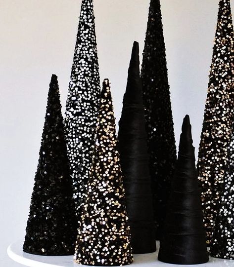 Diseños navideños en color negro para tu pinito y tu casa Ideas Decoracion Navidad, Paper Mache Cone, Black Christmas Decorations, Cozy Minimalist, Fabric Tree, Cone Trees, Cone Christmas Trees, Farmhouse Christmas Tree, Country Homes