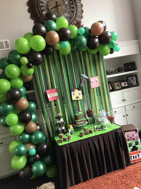 Minecraft Balloon Garland, Minecraft Balloon Arch, Minecraft Arch, Minecraft Balloons, Minecraft Birthday Decorations, Diy Minecraft Birthday Party, Minecraft Party Decorations, Party Decorations Diy, Minecraft Birthday Cake