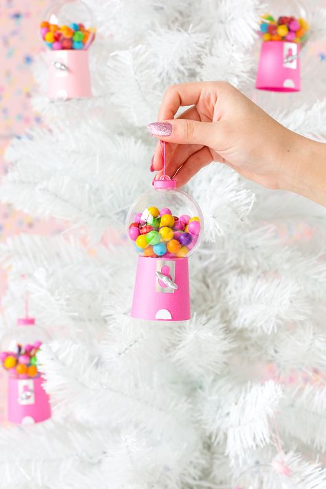 Diy Gumball Machine, Candy Christmas Tree, Retro Christmas Decorations, Rainbows Christmas, A White Christmas, Pink Christmas Decorations, Candy Christmas Decorations, Gumball Machine, Christmas Decorations Ornaments