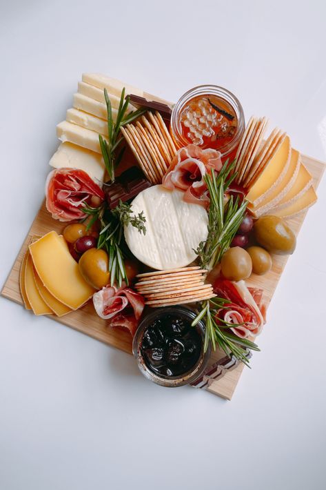 Mini Cheese Boards, Plateau Charcuterie, Healthy Summer Snacks, Cheese Table, Cheese Day, Snack Lunch, Snacks Ideas, Snacks Easy, Snacks Healthy