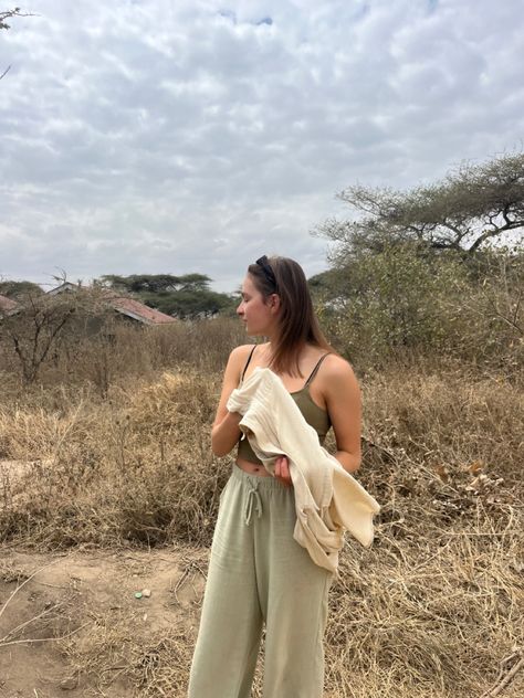 South Africa Trip Outfits, Cape Town Outfit Ideas, Africa Travel Outfit, Safari Aesthetic Outfit, South Africa Outfits, Safari Fits, Out Of Africa Style, Safari Aesthetic, Africa Safari Clothes