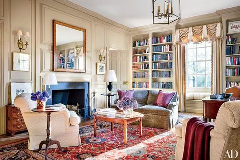 Inside the oldest house in Washington, D.C., designer Mariette Himes Gomez furnished the library with an exquisite carpet from Doris Leslie Blau, a top Oriental rug dealer for decorators and antiquarians alike. Linden Homes, Beautiful Bookshelf, Red Persian Rug, Decor Ikea, Bookshelf Design, Home Libraries, Decor Minimalist, A Living Room, Home Library