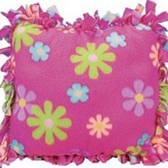 Make a Knotted Fleece Pillow Diy Projects For Couples, Sew Blankets, Tie Pillows, No Sew Projects, Sew Pillows, No Sew Fleece, Fleece Projects, No Sew Blankets, Fleece Pillow