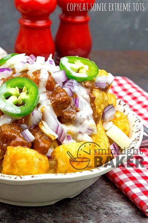 Copycat of Sonic's extreme tots. Great dinner oh the double-up! Budget Friendly Dinner Recipes, Superbowl Desserts, Tater Tot Recipes, How To Make Chili, Salad Pasta, Copykat Recipes, Game Day Snacks, Tater Tots, Catering Food