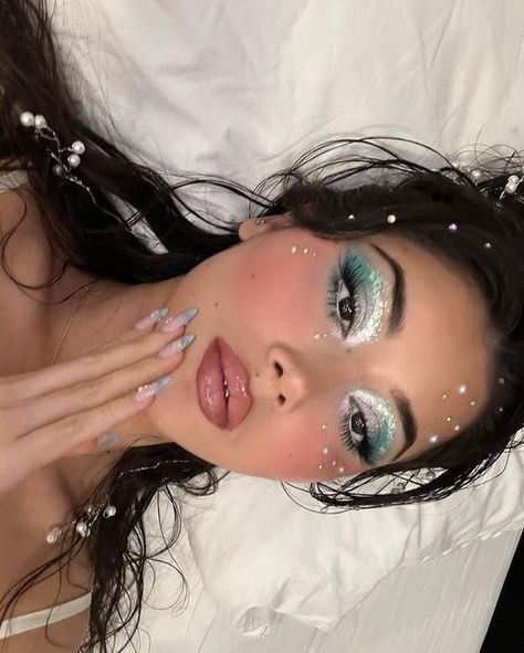 Karla Cosmetics on Instagram: "🧜🏽‍♀️ Some days you just feel like dressing up as a mermaid! 🌊💫 Dive into the magic with @nazliayunus slaying our “Nightgown” Opal Multichrome pressed eyeshadow! 🐚💖" Mermaid Costume Makeup, Little Mermaid Makeup, Mermaid Makeup Halloween, Maquillage On Fleek, Rave Makeup, Magical Makeup, Unique Makeup, Mermaid Makeup, Cute Makeup Looks