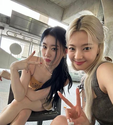 Chaelia Itzy icons #ITZY #Kpop #ChaeLia #Icons Chaeryeong Instagram, Itzy Pics, Itzy Lia, Mnet Asian Music Awards, Lia Ryujin Chaeryeong, Lee Chaeryeong, Instagram Happy Birthday, All I Ever Wanted, Imaginary Friend