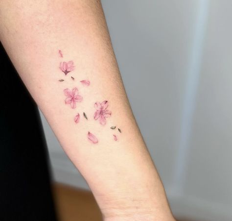 Behind Neck Tattoo, Tattoo Sakura, Tattoos Inspos, Magpie Tattoo, Watercolour Tattoo, Pearl Tattoo, Sakura Tattoo, Tattoo Neck, Small Girly Tattoos