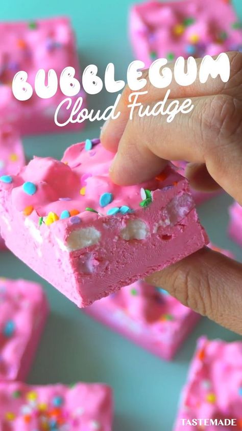 Bubble-gum flavored white chocolate fudge with mini marshmallows and confetti rainbow sprinkles on top. Fancy Desserts To Make At Home, Bubble Gum Fudge, Bubblegum Marshmallow, Sweet Food Ideas, Easy Kids Party Food, Cute Dessert Recipes, Fun Baking Ideas, Cute Dessert Ideas, Rainbow Fudge