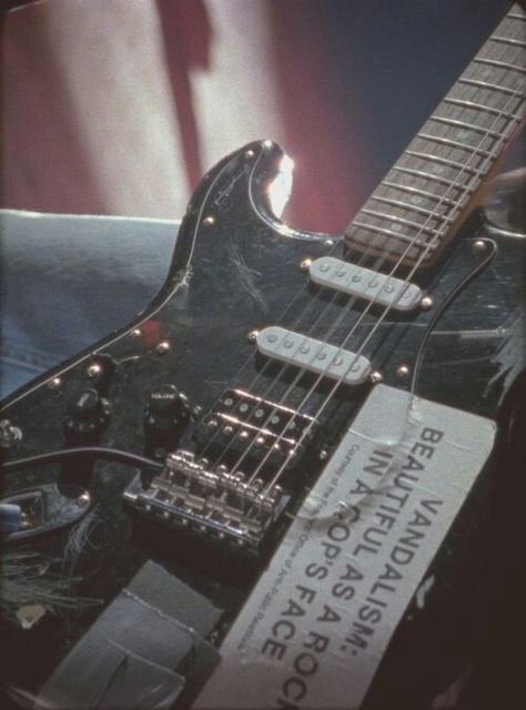 Kurt's guitar Guitar 90s Aesthetic, Metal Guitar Aesthetic, Grunge Guitar, Punk Rock Aesthetic, Rock Aesthetic, Nirvana Kurt Cobain, Nirvana Kurt, Dark Grunge, Heavy Metal Art