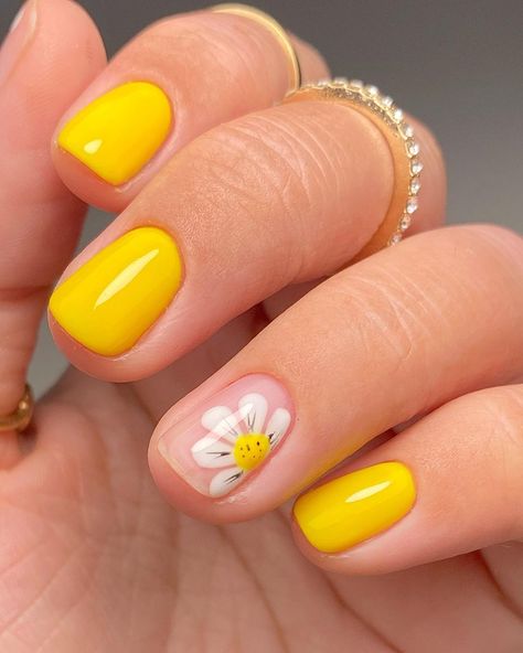 Current Nail Trends 2023 Summer, Bright Yellow Nails, Nails Design Spring, Yellow Nails Design, Yellow Nail, Nails Yellow, Cute Gel Nails, Thanksgiving Nails, Spring Nail