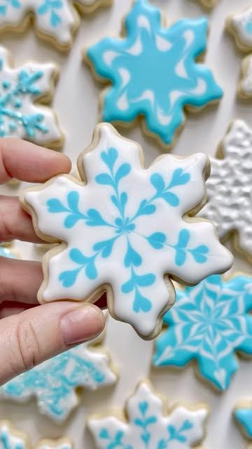 Grace Gaylord on Instagram: "This particular wet on wet design has the scribe pulls all going one way… it would look totally different the opposite way or alternating! 

From my Beginner Snowflakes Class ❄️
➡️ Comment FROZEN and I’ll send you a DM (direct message) with the class website link! 

Included in this online class: 
❄️ 8 designs all on a snowflake with 1 consistency and just 2 colors! 
❄️ 45-minute pre-recorded class recording (can take as many times and anytime is convenient)
❄️ digital workbook (detailed instructions on recipes, links for what you need to you buy, prep work, step-by-step photo instructions for decorating each cookie and much more!)
❄️ Beginner skill level (although all of my classes can be taken by any skill level) 
❄️ All resources are available to you for FOR Snowflake Cookies Decorating, Snowflake Sugar Cookies, Class Website, Digital Workbook, Simple Snowflake, Snowflake Cookies, Frozen Cookies, Class 8, Cookie Frosting