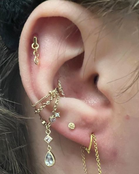 Cris Blackwater | Fine Jewelry (@crisblackwater) • Instagram photos and videos Conch Piercing With Chain, Conch Piercing Aesthetic, Conch Chain, Conch Piercing Jewelry, Conch Jewelry, Gorgeous Tattoos, Ear Style, Conch Earring, Clothes Aesthetic